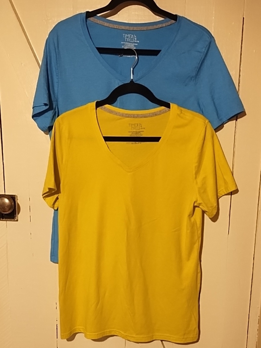 Time and Tru VGC Bundle Of 2 Yellow And Blue V-Neck Tee Large.